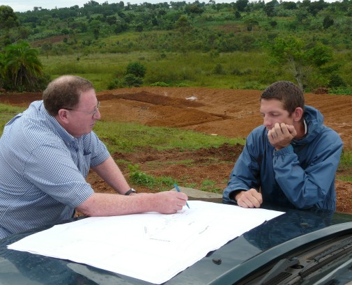 Ray en Jeff look at the plans for the Timothy Center